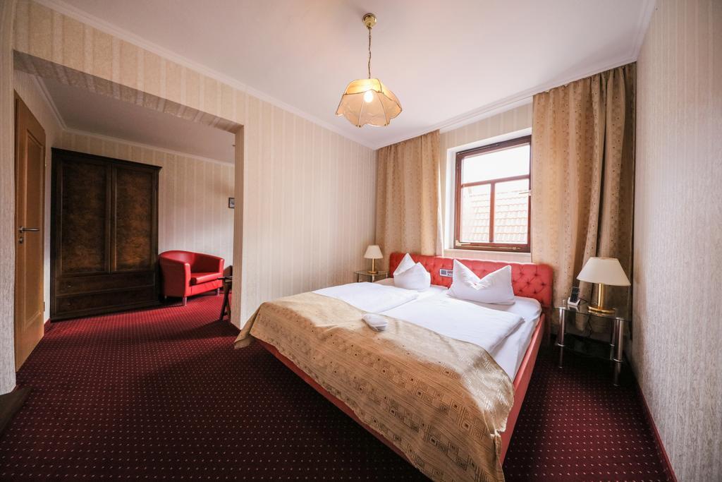 Hotel Zur Traube Freyburg Exterior photo